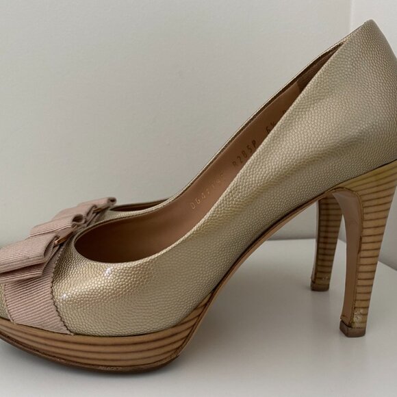 🇮🇹 Made in Italy | Salvatore Ferragamo｜Gold Leather｜Vara Bow Peep Toe Pumps - Picture 4 of 16
